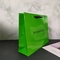 Bolsa de papel de la ropa del verde del aguacate del logotipo los 26x9x33cm del oro con la manija de la cinta