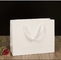 Bolsa de papel modificada para requisitos particulares del boutique del logotipo 180gsm-500gsm con las manijas